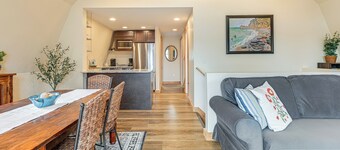 Ultimate Relaxation! Lake-view Cottage in Bradford