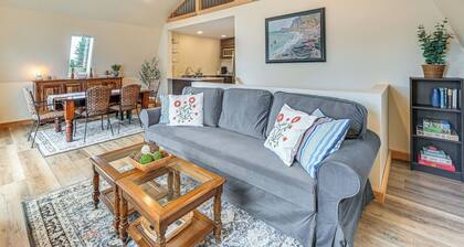 Ultimate Relaxation! Lake-view Cottage in Bradford