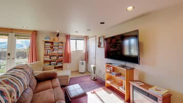 Apartment (0 Bedroom) | Living area | Books