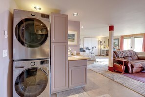 Apartment (0 Bedroom) | Interior - Studio Near Hot Minerals Soak: 360-view of Valley! (Hot Springs)