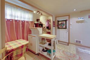 Apartment (0 Bedroom) | Interior - Studio Near Hot Minerals Soak: 360-view of Valley! (Hot Springs)