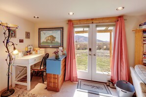 Interior - Studio Near Hot Minerals Soak: 360-view of Valley! (Hot Springs)