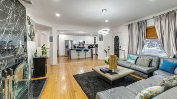 House (3 Bedrooms) | Interior