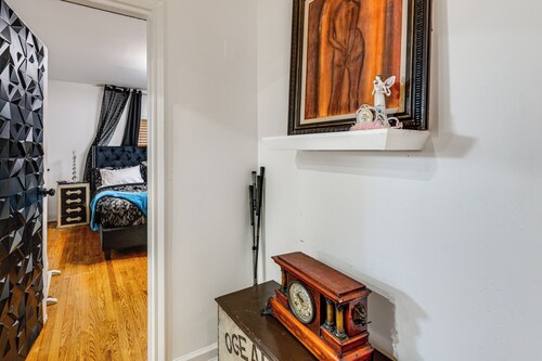 8 Mi to Jones Beach State Park! Cozy Home w/ Porch