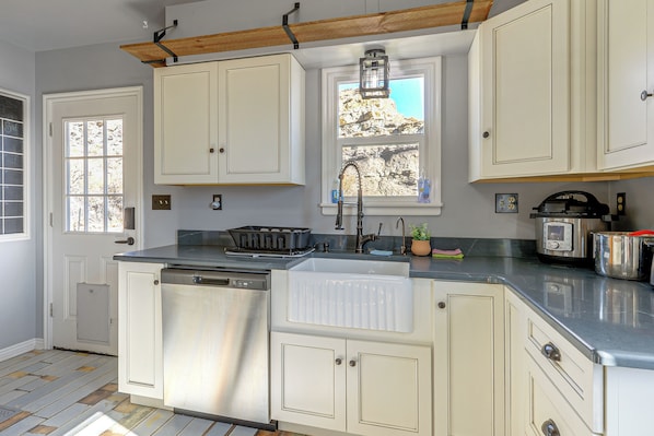 Interior - Trail Access On-site! Scenic Rock Springs Getaway (Rock Springs)