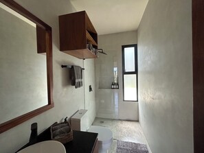 Apartamento conforto, 2 quartos, piscina particular, vista para o jardim | Banheiro