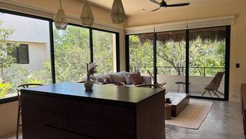 Departamento Confort, 2 habitaciones, alberca privada, vista al jardín | Cocineta privada