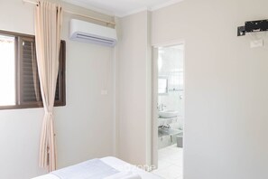 Basic Apartment | Bathroom - Aprts in a Condominium 400 Meters fr/ Praia Grande, Ubatuba - Vlis (Ubatuba)