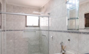 Basic Apartment | Bathroom - Aprts in a Condominium 400 Meters fr/ Praia Grande, Ubatuba - Vlis (Ubatuba)