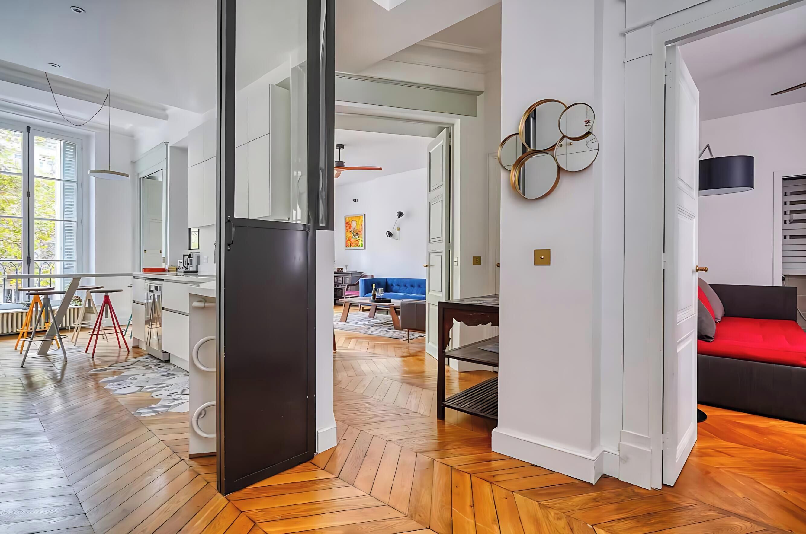 Een modern interieur met keuken, eethoek en zithoek.