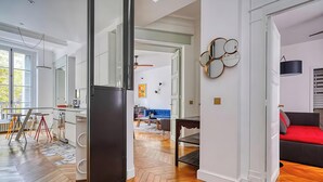 A modern interior with a kitchen, dining area, and living room. - IMMERSE YOURSELF IN THE AUTHENTIC PARISIAN LIFESTYLE AT BLVD SAINT GERMAIN (Paris)