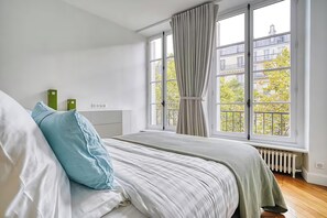 6 bedrooms, desk, iron/ironing board, free WiFi - IMMERSE YOURSELF IN THE AUTHENTIC PARISIAN LIFESTYLE AT BLVD SAINT GERMAIN (Paris)