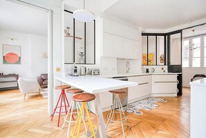 Fridge, microwave, oven, dishwasher - IMMERSE YOURSELF IN THE AUTHENTIC PARISIAN LIFESTYLE AT BLVD SAINT GERMAIN (Paris)