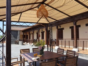 Outdoor dining - AT Casa El Lago - Apartment for 4 to 6 people in a unique setting (Guijo de Coria)