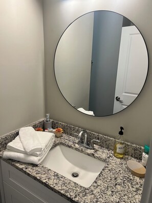 Sèche-cheveux, serviettes fournies, papier toilette