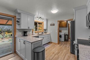 Fridge, microwave, oven, stovetop - New! Diamond Retreat – Peaceful Bend Hideaway Near Old Mill & Trails (Bend)
