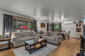 Smart TV, fireplace - New! Diamond Retreat – Peaceful Bend Hideaway Near Old Mill & Trails (Bend)