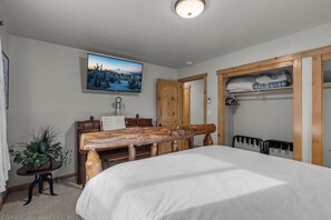 Iron/ironing board, free WiFi, bed sheets - New! Diamond Retreat – Peaceful Bend Hideaway Near Old Mill & Trails (Bend)