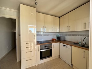 Réfrigérateur, four à micro-ondes, un four, surface de cuisson