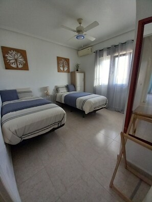 Tabla de planchar con plancha, wifi y ropa de cama 