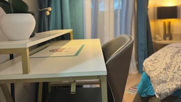 Apartment, 2 Bedrooms, Balcony, Garden View | Living room | Books