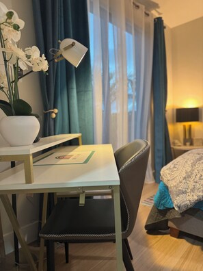 Leilighet, 2 soverom, balkong, hageutsikt | Oppholdsrom | Bøker