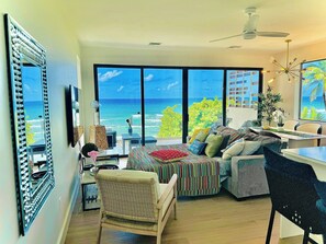 Apartamento, 2 quartos, sacada, vista para o jardim | Área de estar | Livros