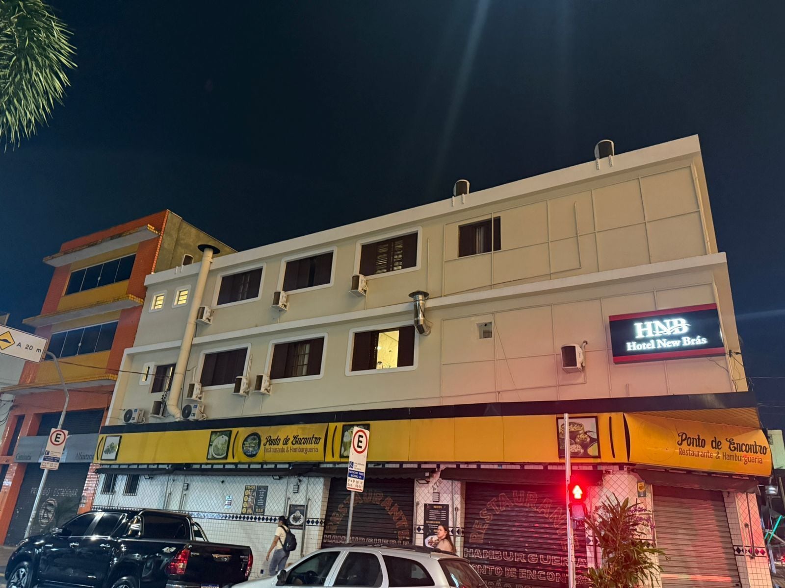 Voorkant accommodatie - avond/nacht