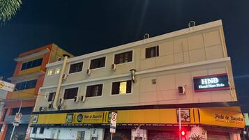 Voorkant accommodatie - avond/nacht