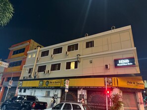 Bagian depan properti - sore/malam