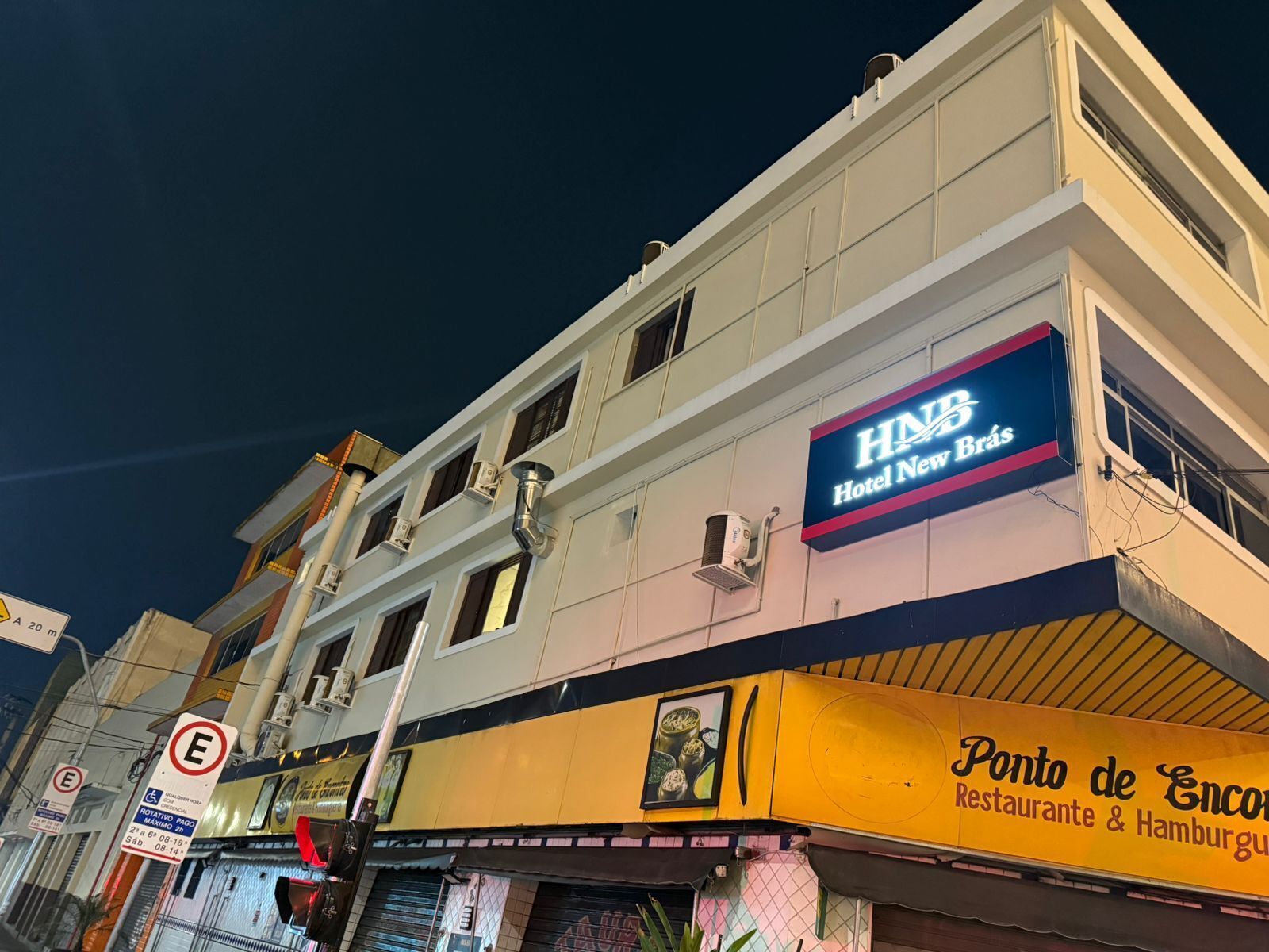 Fassade der Unterkunft – Abend/Nacht