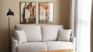 One-Bedroom Apartment with sofa bed | Zona de estar | Televisión de pantalla plana de 50 pulgadas con canales por cable