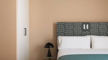 Studio | Individueel gedecoreerd, individueel gemeubileerd, een bureau