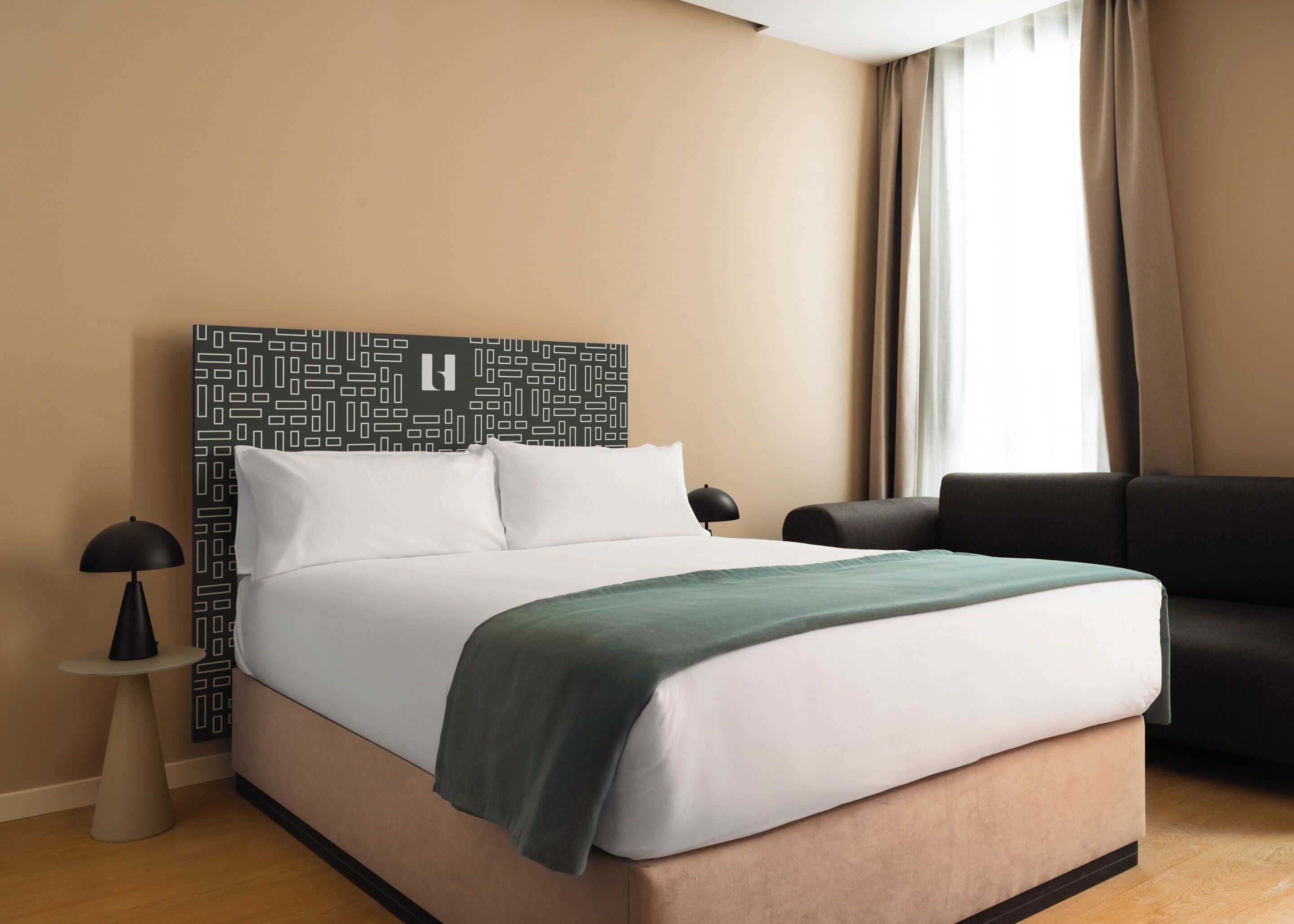 Studio with sofa bed | Decoración individual, mobiliario individual, escritorio