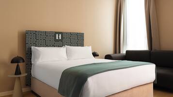 Studio with sofa bed | Decoración individual, mobiliario individual, escritorio