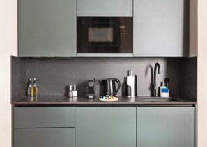 Studio with sofa bed | Cocina privada | Refrigerador, microondas, parrilla de estufa y cafetera de espresso 