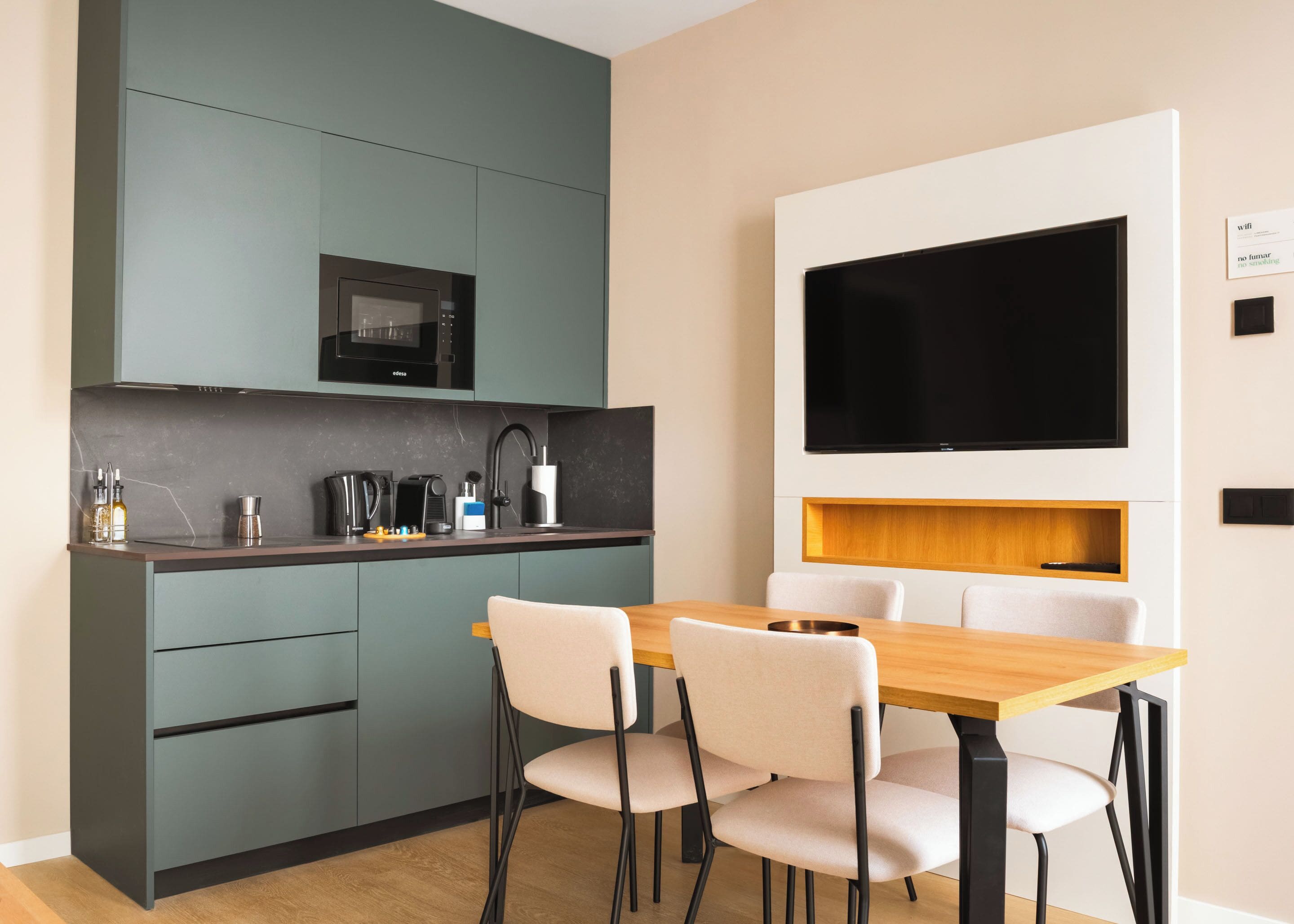 One-Bedroom Apartment with Terrace |  مطبخ خاص | ثلاجة، ميكروويف، موقد طهي مسطح، ماكينة لصنع الإسبريسو