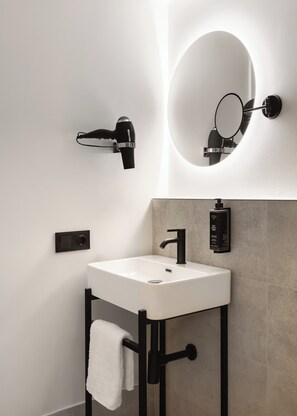 Studio with rooftop terrace | Bathroom | Shower, eco-friendly toiletries, hair dryer, towels