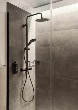 One-Bedroom Apartment with sofa bed | Baño | Ducha, artículos de higiene personal ecológicos y secador de pelo