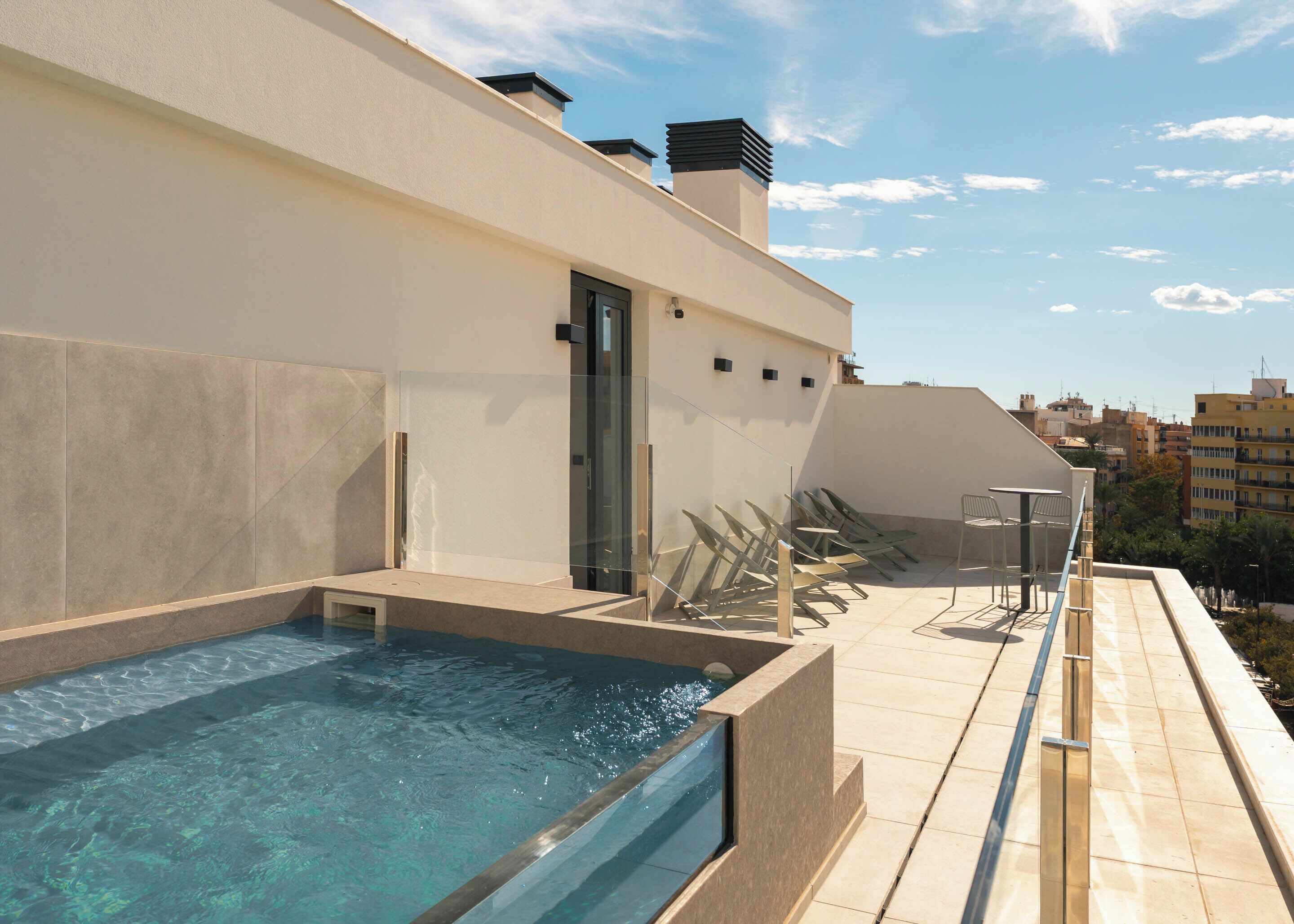 Una piscina al aire libre