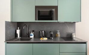 One-Bedroom Apartment with sofa bed | Cocina privada | Frigorífico, microondas, placa de cocina y máquina de café espresso