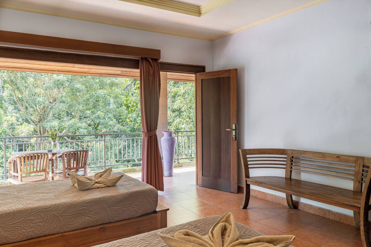 Superior Twin Room, Balcony, Pool View | Desk, WiFi (free), bed sheets
