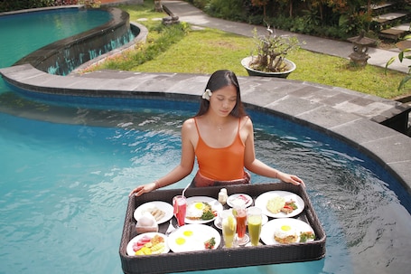 Una piscina al aire libre