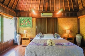 Suite, patio | Escritorio, wifi gratis, ropa de cama