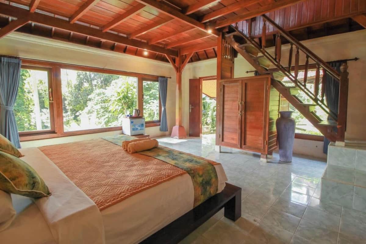 Family Room | Desk, free WiFi, bed sheets