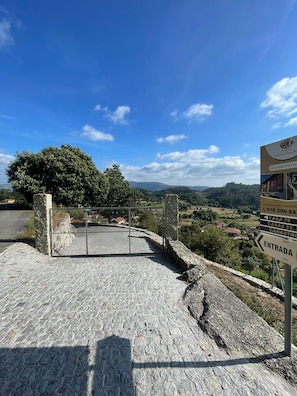 Property grounds - Canastro do Loureiro - Traditional granary adapted; unique construction (Anissó)