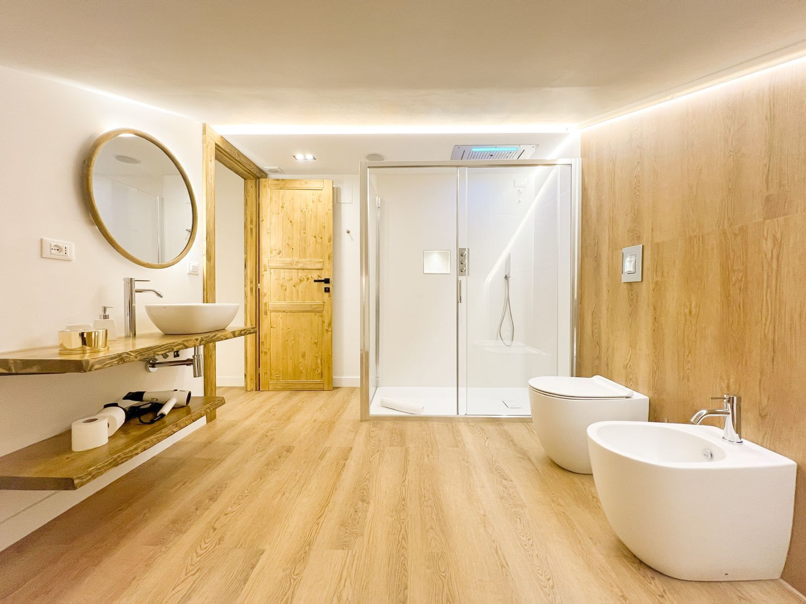 Dusche, Haartrockner, Bidet, Handtücher