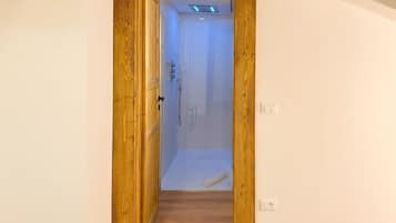 Dusche, Haartrockner, Bidet, Handtücher