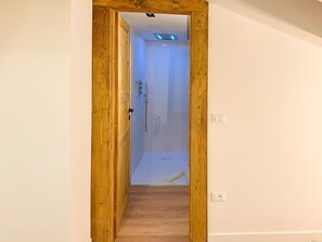 Suihku, hiustenkuivaaja, bidee, pyyhkeet