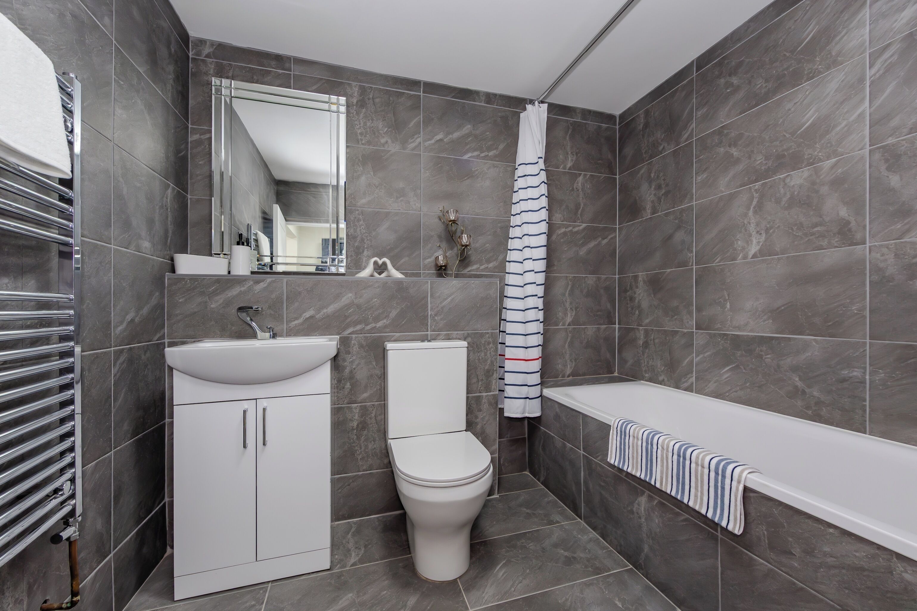 Deep soaking tub, towels